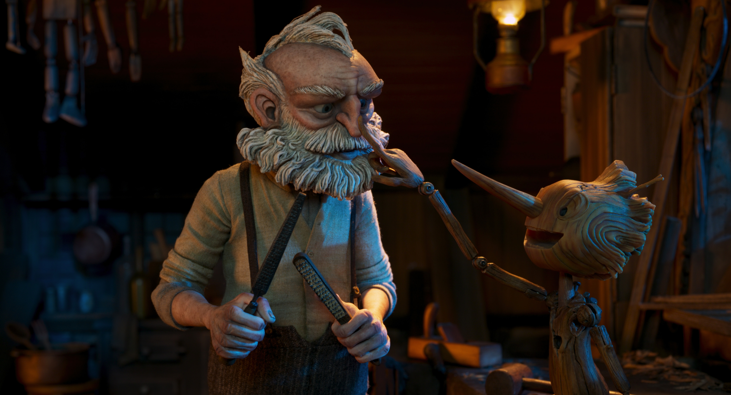 Mindre kønne, men mere nuancerede versioner af de klassiske karakterer Pinocchio (Gregory Mann) og Geppetto (David Bradley). (Foto: Netflix)