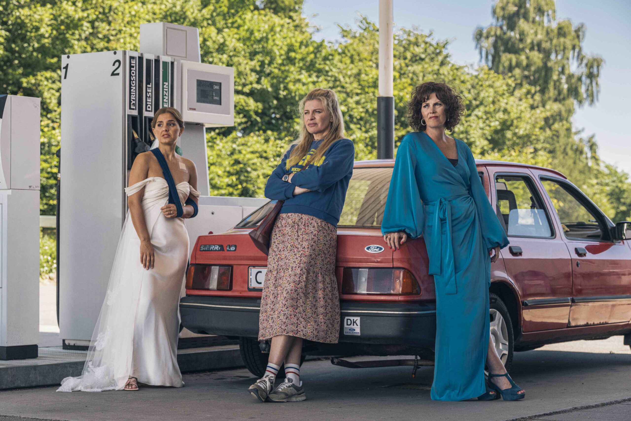 Bella (Stephania Potalivo), Eva (Mille Dinesen) og Marlene (Lærke Winther Andersen) skal lige tanke bilen på vej til Bellas bryllup (foto: Nordisk Film)