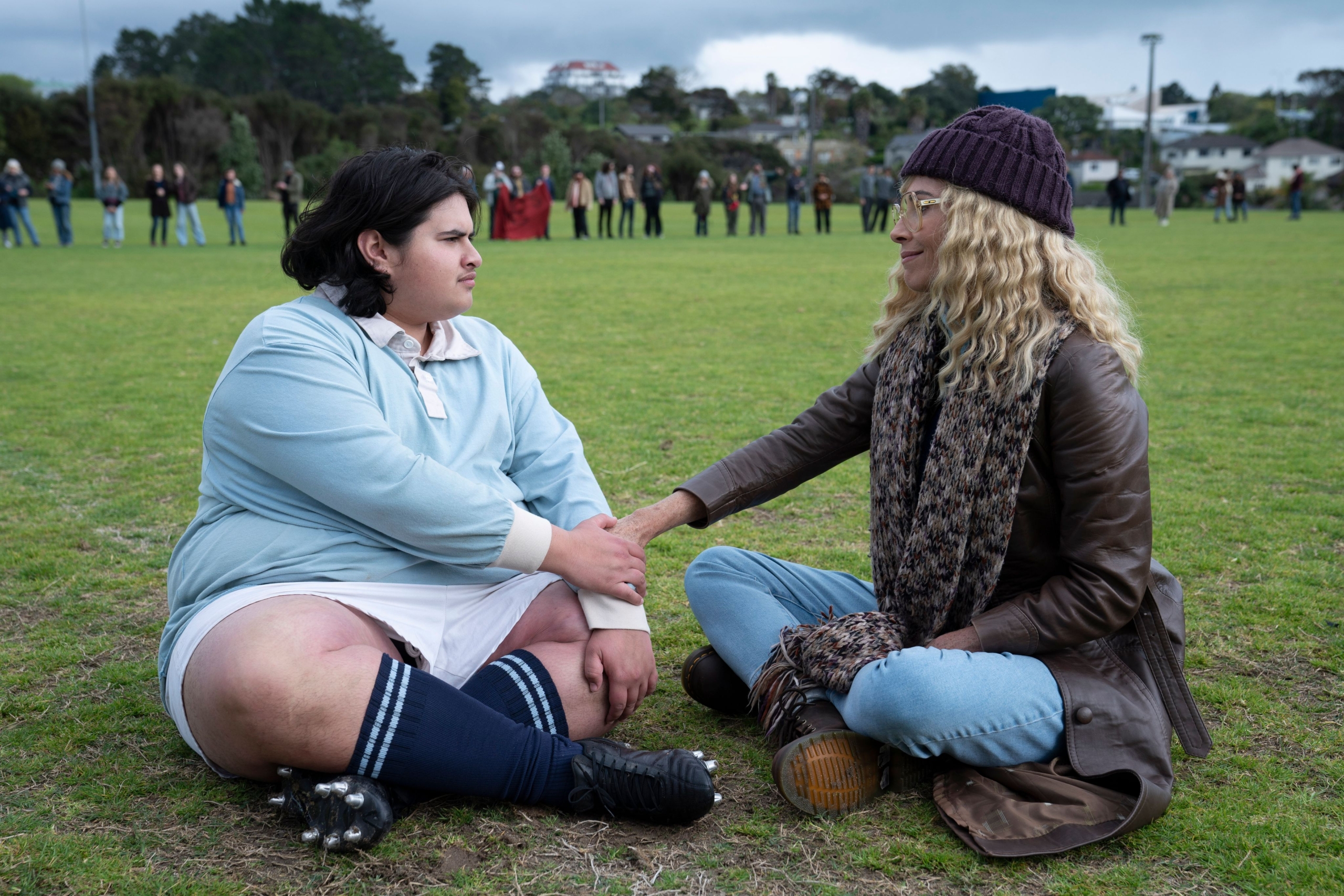 Josh (Julian Dennison) og hans mor (Minnie Driver) udgør Uproars enorme, bankende hjerte. (Foto: Angel Films)