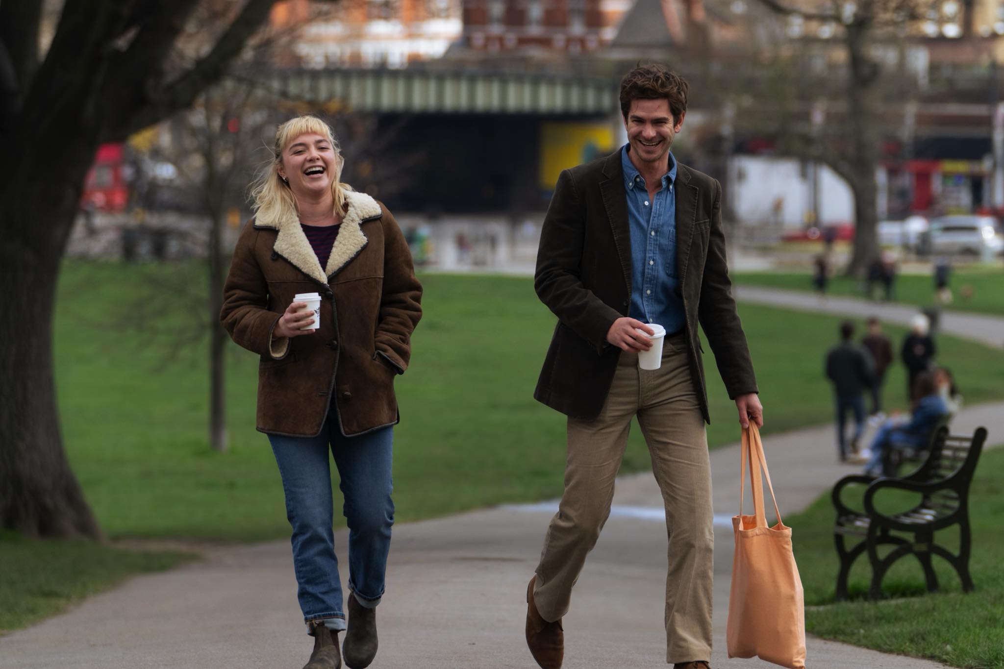 Almut (Florence Pugh) og Tobias (Andrew Garfield) på deres første date sammen (foto: Scanbox Entertainment)