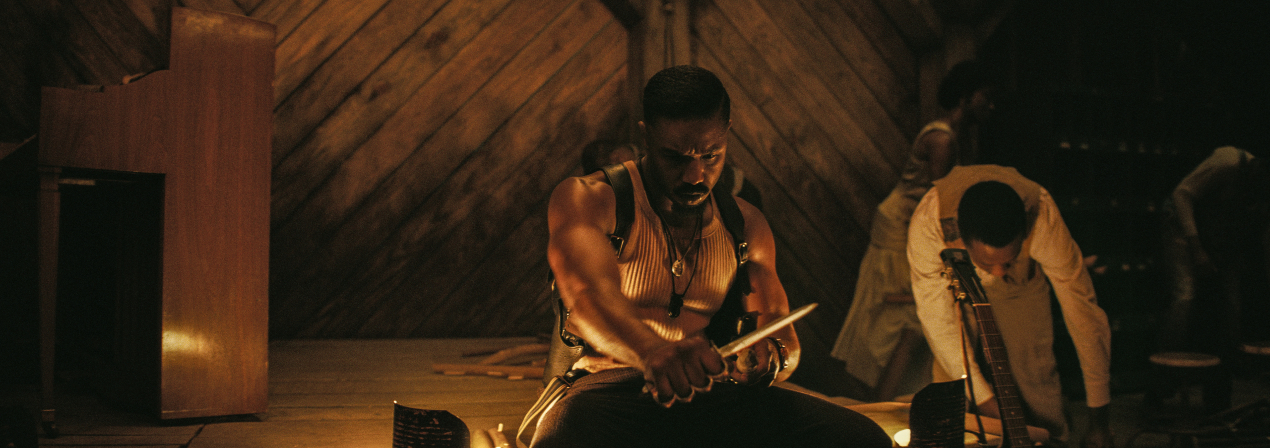 Tvillingen Smoke (Michael B. Jordan) forbereder sig på et nært forestående vampyrangreb. (Foto: Warner Bros.)