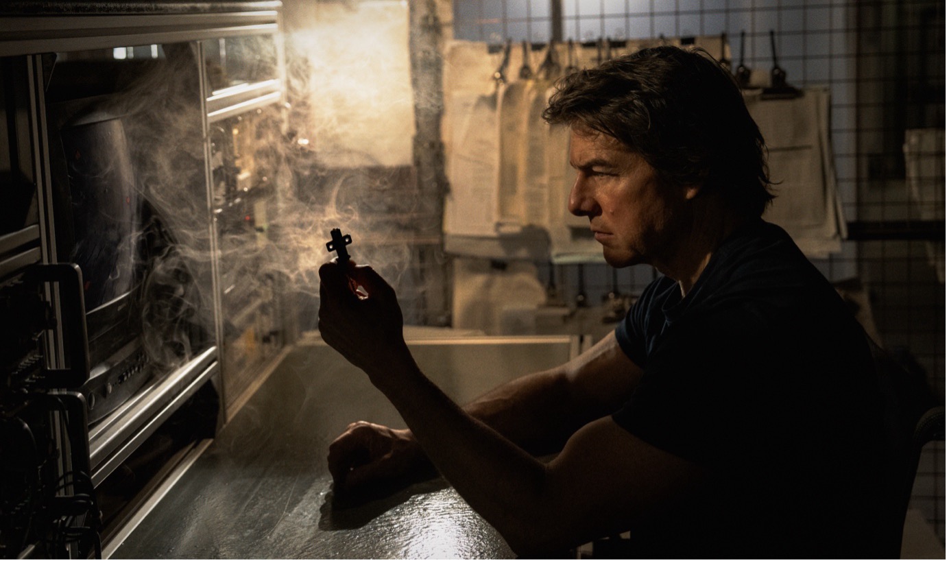 Ethan Hunt (Tom Cruise) og den vitale nøgle til The Entity, der bliver afgørende for liv eller død (foto: United International Pictures)